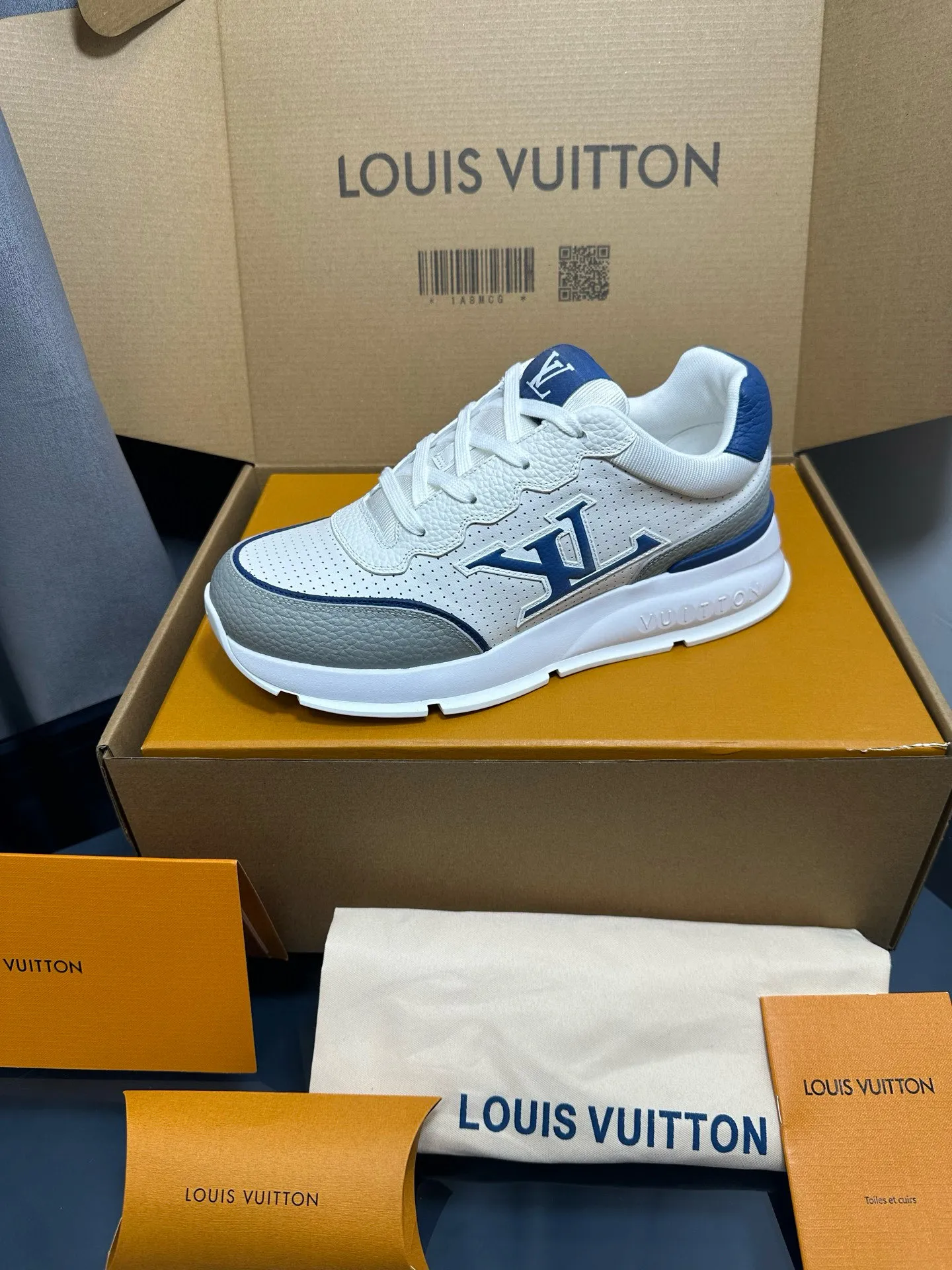 Factory price: 700💰🌈LV | Louis Vuitton 2025𝐬𝐬 🧡💚2025 spring and summer new style top version‼ ️The original version is the same. The counter focuses on the latest casual shoes and new hard goods🆕 ❥Purchasing agent level! Full of high-end feel! A popular model among bloggers at home and abroad, it’s retro and fashionable, and looks stunning on your feet! Wear a lot of happiness! The official website's main recommendation★ ━━━━━ ЅᏇєєt ━━━━━ ▪️Upper: Original custom-made imported calfskin fabric ▪️Inner: breathable gauze imported from Italy ▪️Outsole: rubber foam ➕t men's men's shoes 💰u high-end outsole ▪️Color: nine colors available ▪️Shoe size: 35-44, (45, 46 customized)
